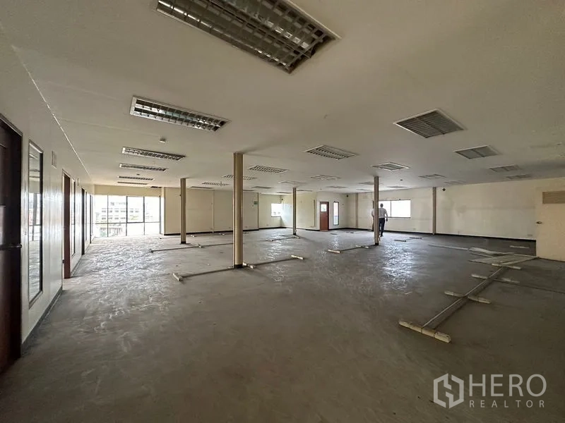 货栈 出租在Suan Luang, Bangkok - 宽阔楼层板，立柱、内门与地面线槽一应俱全。