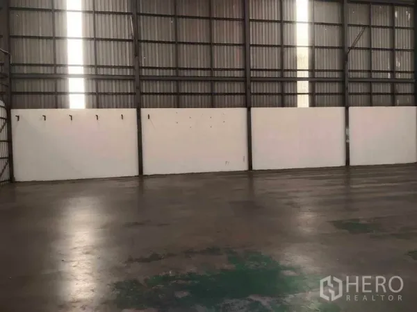 Warehouse for rent in Mueang Samut Sakhon, Samut Sakhon - Spacious warehouse interior with polished concrete floor and tall steel frame walls.