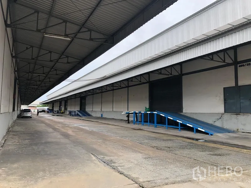 Warehouse for rent in Bang Phli, Samut Prakan - Covered service lane with multiple loading ramps and bays for efficient distribution.