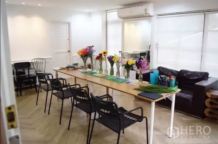 Featured image for For rent Office Space 42 sqm in Pathum Wan, Pathum Wan, Bangkok BTS Phloen Chit