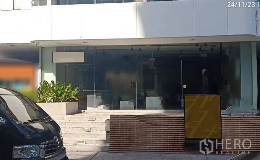 Retail Space for rent in Watthana, Bangkok - Exterior of retail space showing steps, planter boxes, wide frontage and a signage stand near the street.