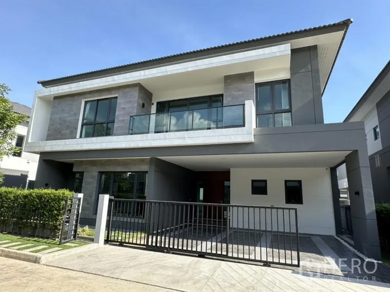 Detached House for rent in Bang Phli, Samut Prakan - Modern two-storey detached house with glass balcony and gated carport in Bang Phli.