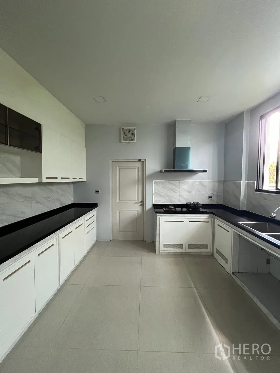 Detached House for rent or sale in Prawet, Bangkok - Separate Thai kitchen with ample counter space, gas hob and large window.