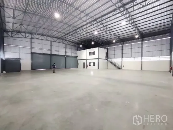 货栈 出租在Bang Phli, Samut Prakan - 仓库大厅设多处装卸卷闸门与双层内部办公室模块。