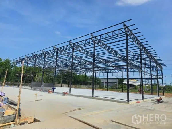 Warehouse for rent in Bang Phli, Samut Prakan - Steel frame structure of a warehouse under construction on a finished concrete slab.