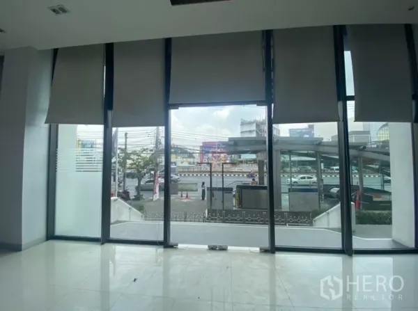 Retail Space for rent in Bang Rak, Bangkok - Street-facing glass facade with direct view and access to the MRT Hua Lamphong entrance.