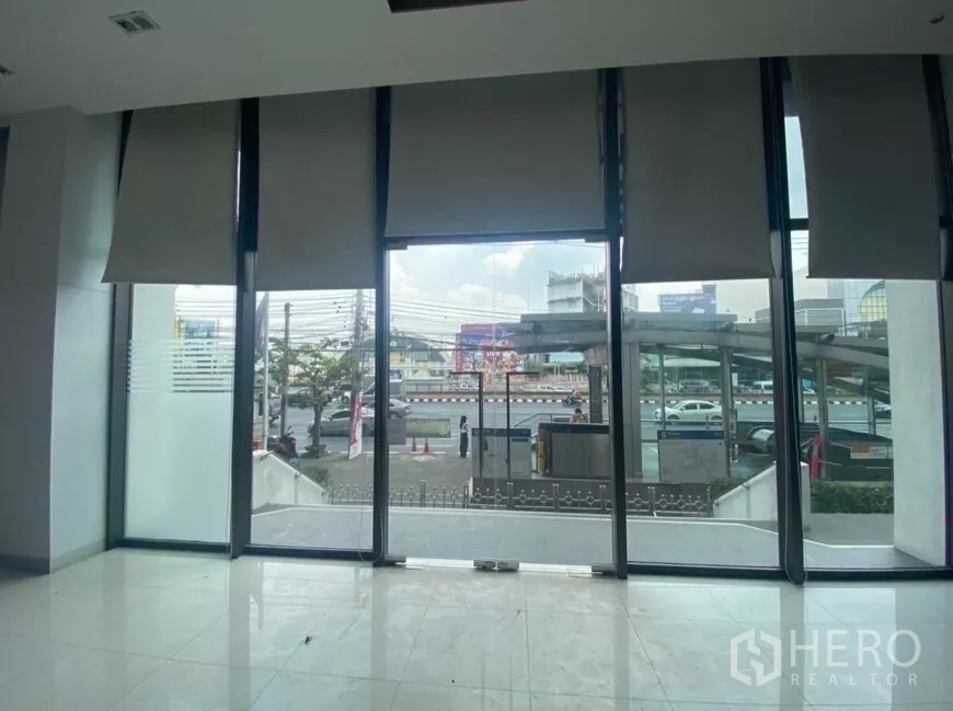 Retail Space for rent in Bang Rak, Bangkok - Street-facing glass facade with direct view and access to the MRT Hua Lamphong entrance.
