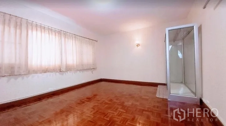 Townhouse for sale - Spacious bedroom with parquet floor and a corner shower cabin.