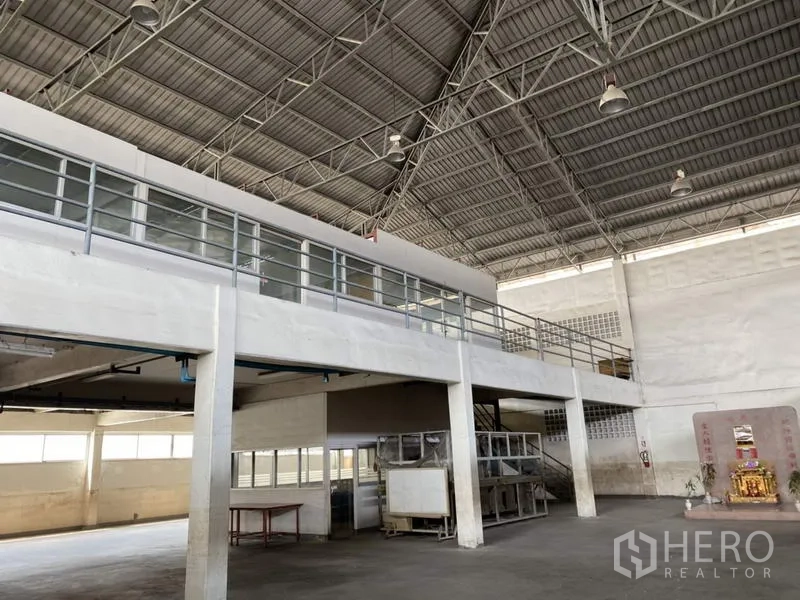 工厂 for sale in Khlong Luang, Pathum Thani - 架高的夹层办公区，玻璃栏板临车间。