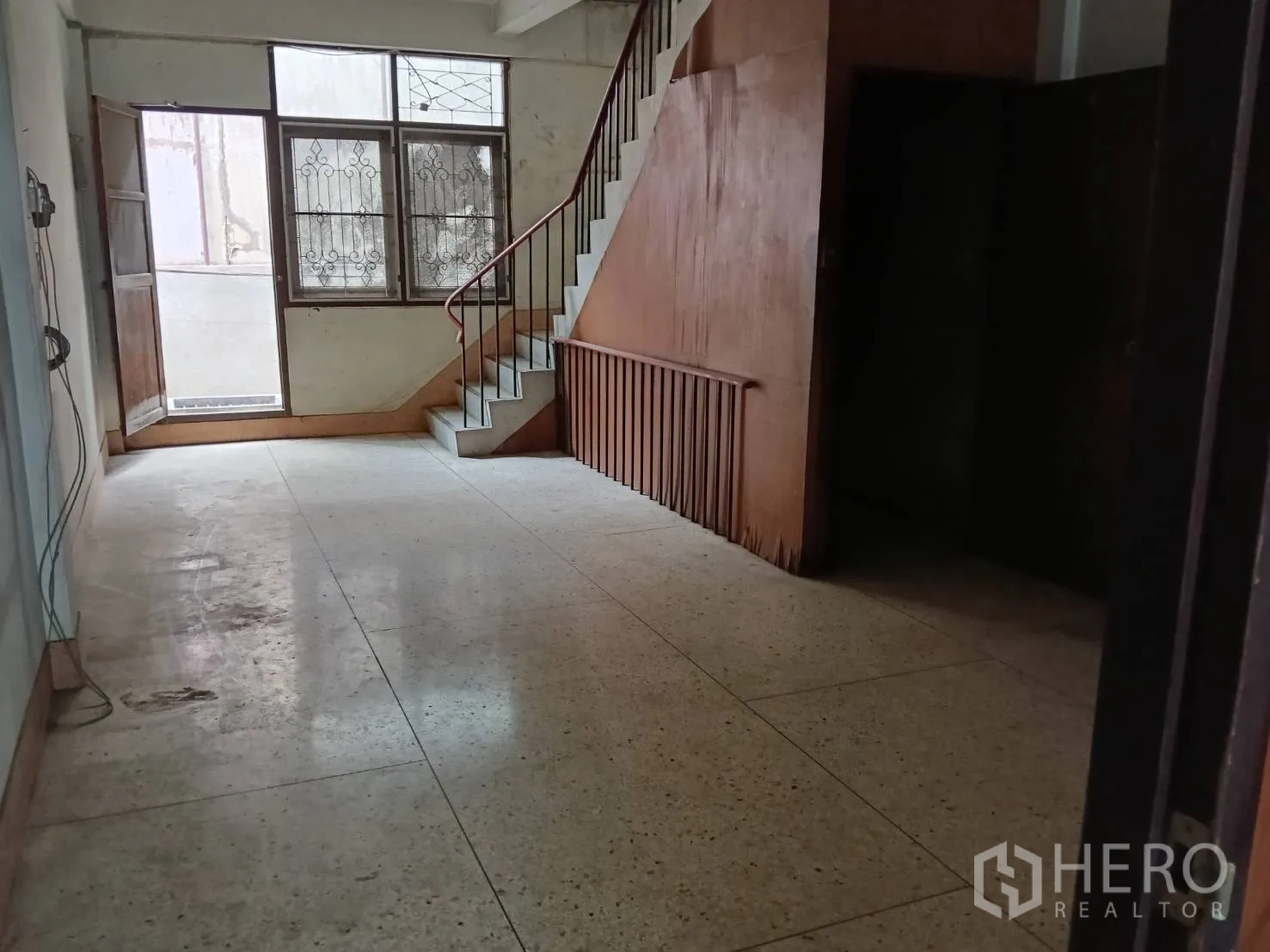 店屋 for rent in Khlong Toei, Bangkok - 一层空间铺水磨石地面，设楼梯与窗户。