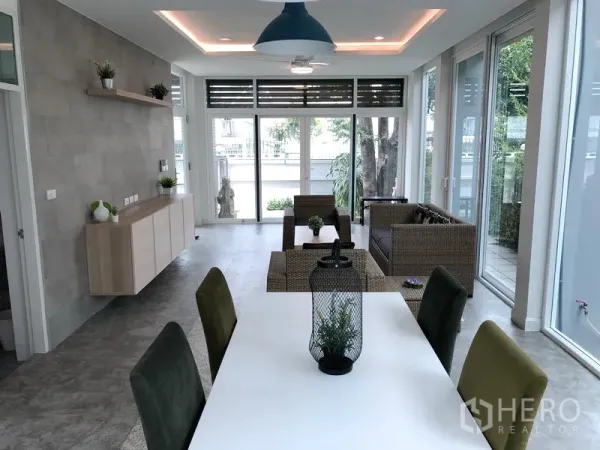 独立式住宅 出租或出售在Huai Khwang, Bangkok - 吊灯上方的餐桌，面向落地窗与推拉门通向露台