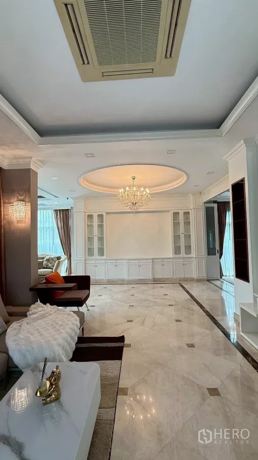 Detached House for rent or sale in Bang Phli, Samut Prakan - Grand living area with marble floors, chandelier and built-in cabinetry