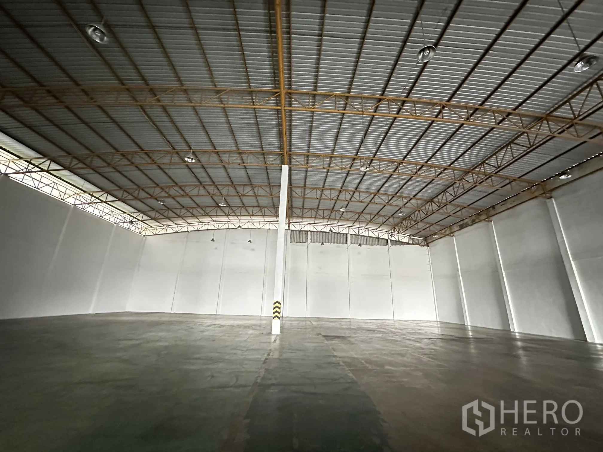Warehouse for rent in Wang Noi, Phra Nakhon Si Ayutthaya - Spacious warehouse interior with high clear height, steel truss roof and polished concrete floor.