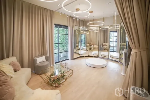 บ้าน ให้เช่าในHuai Khwang, Bangkok - ห้องรับแขกสไตล์สตูดิโอ ไฟวงกลม กระจกเงาติดผนัง และพื้นไม้สีอ่อน