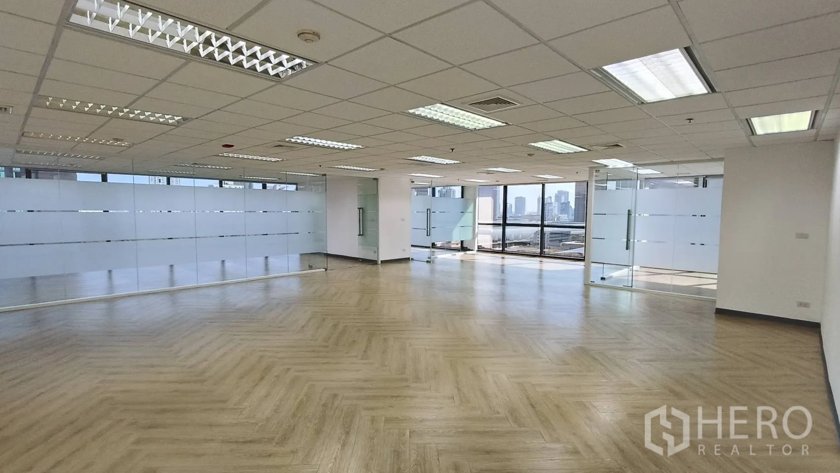 Office Space for rent in Ratchathewi, Bangkok - Open workspace with several glass doors and partitions, daylight from large windows.