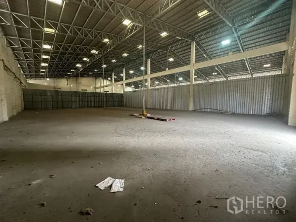 货栈 出租在Yan Nawa, Bangkok - 开放式仓储大厅，金属侧墙、支撑立柱与大进深空间。