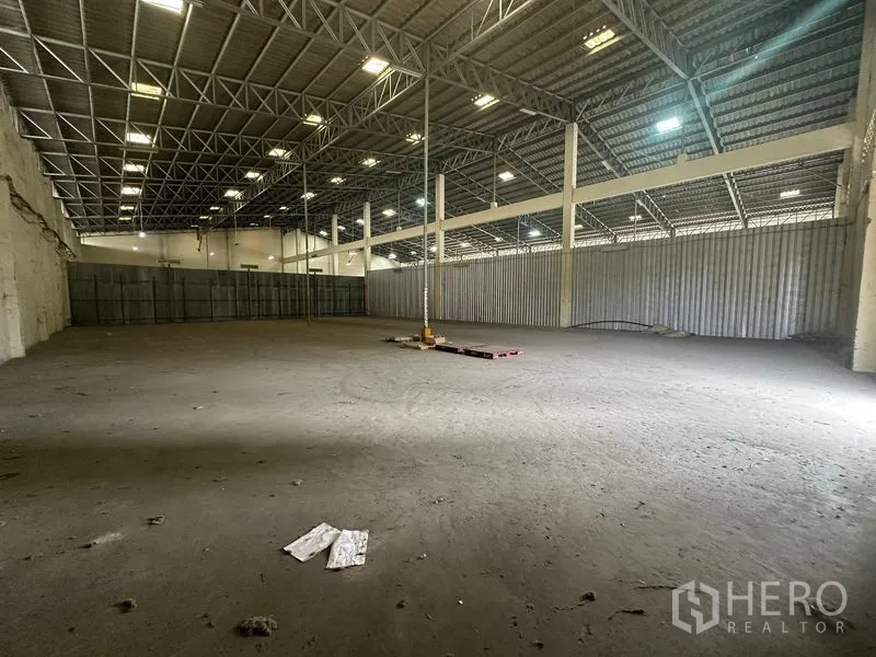 货栈 出租在Yan Nawa, Bangkok - 开放式仓储大厅，金属侧墙、支撑立柱与大进深空间。