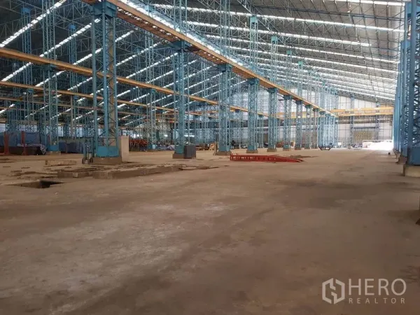 Factory for rent in Mueang Samut Sakhon, Samut Sakhon - Vast factory hall with high steel structure, skylights, and crane girders over open production space.