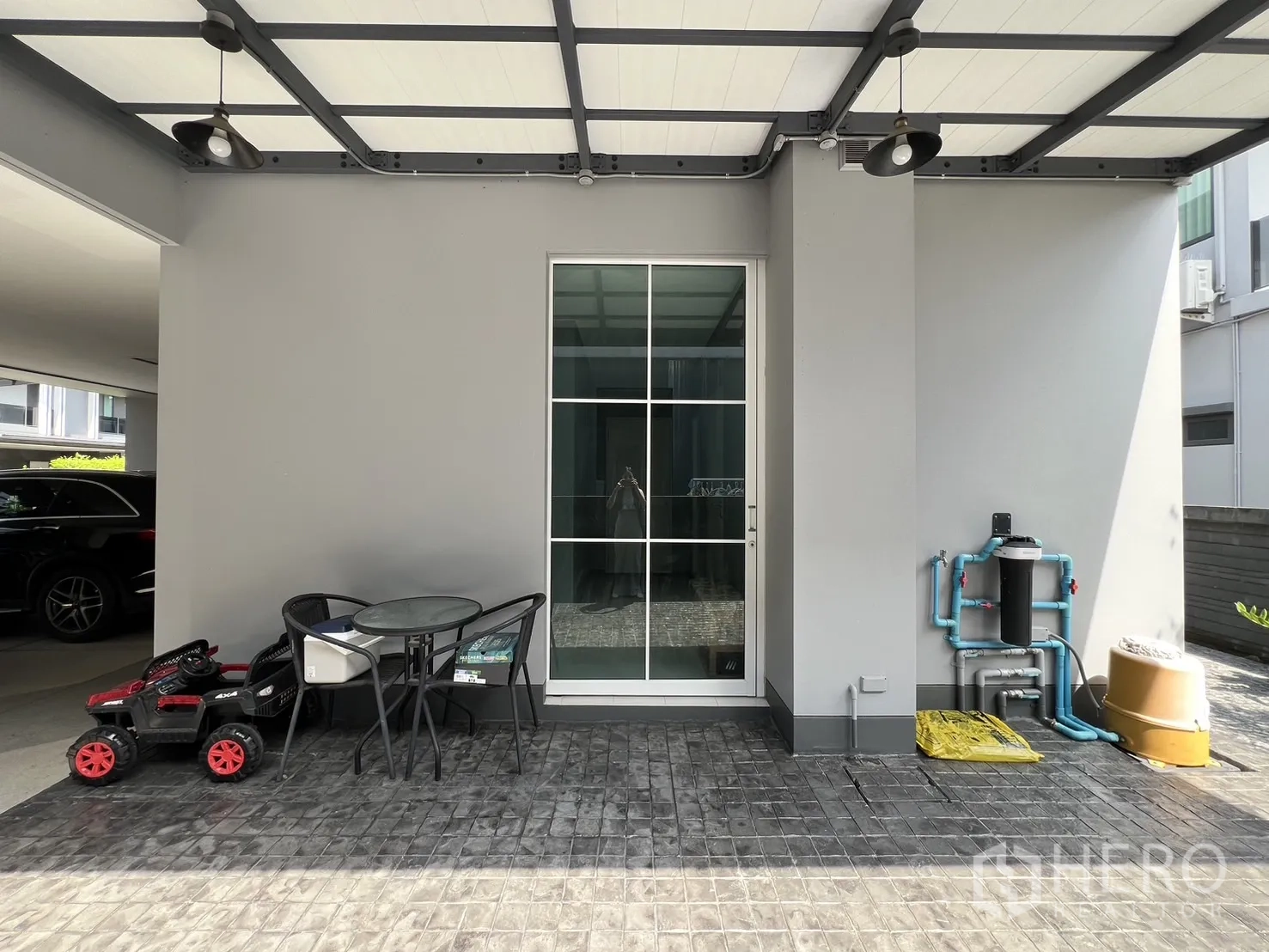 Detached House for rent or sale in Bang Kapi, Bangkok - Laundry room with stacked washer and dryer units.