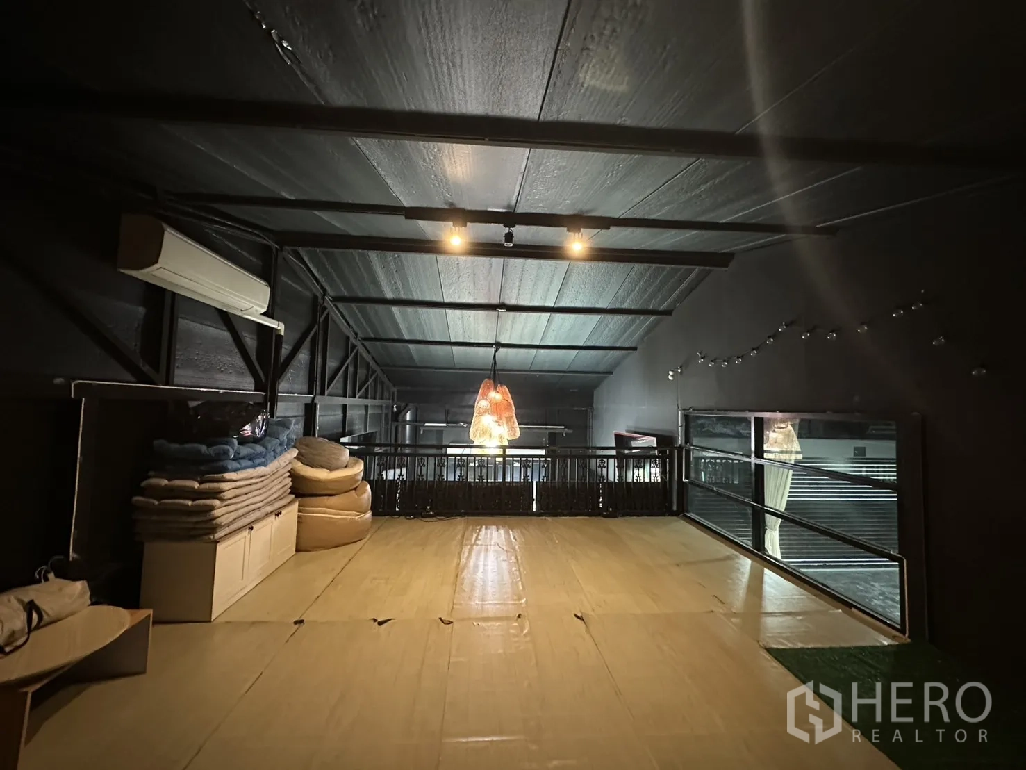 Warehouse for rent in Phra Khanong, Bangkok - Upper loft storage space with lighting and air-conditioning.
