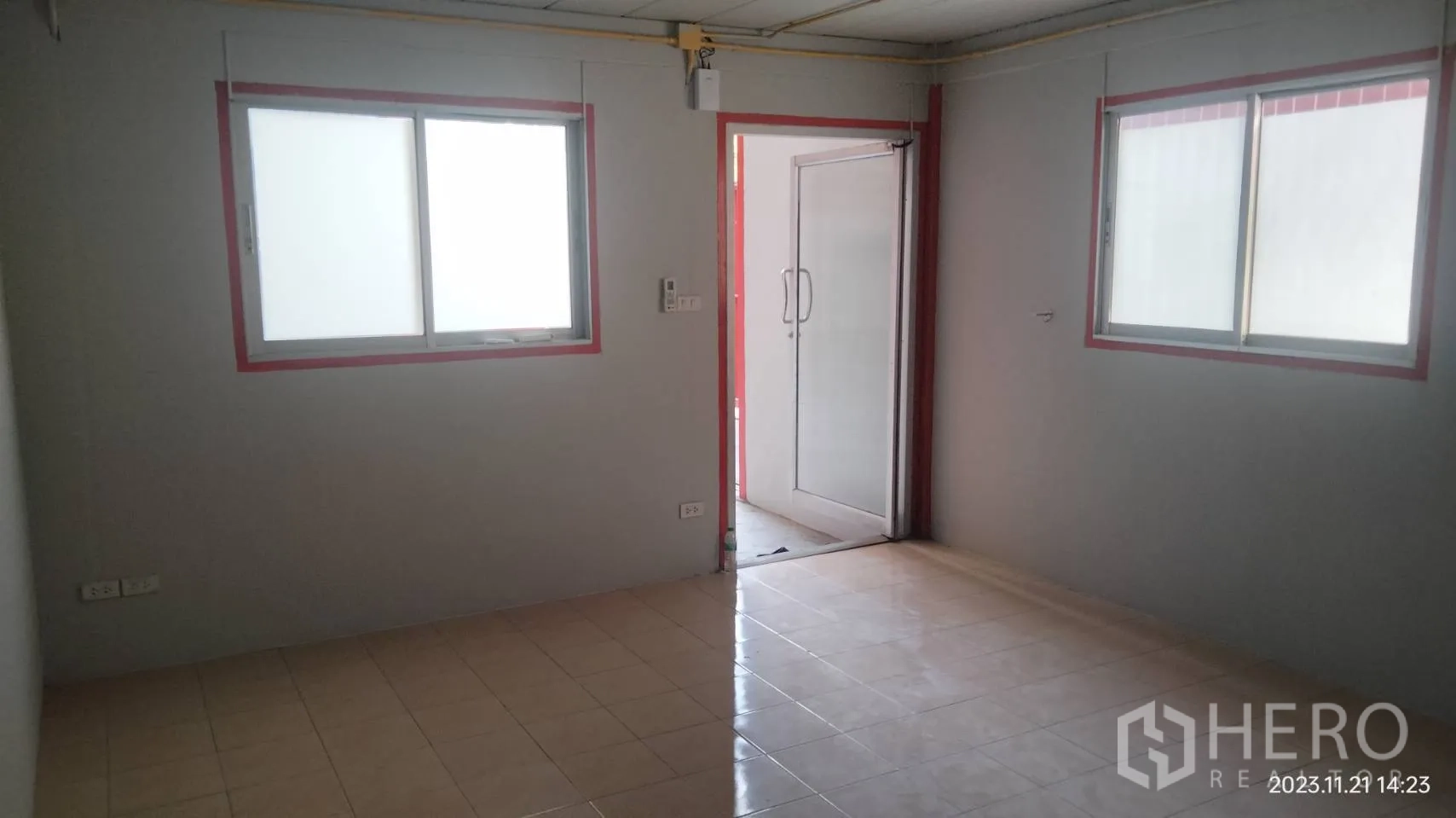 Warehouse for rent in Bang Phli, Samut Prakan - Office room with tiled flooring, windows, and a doorway.