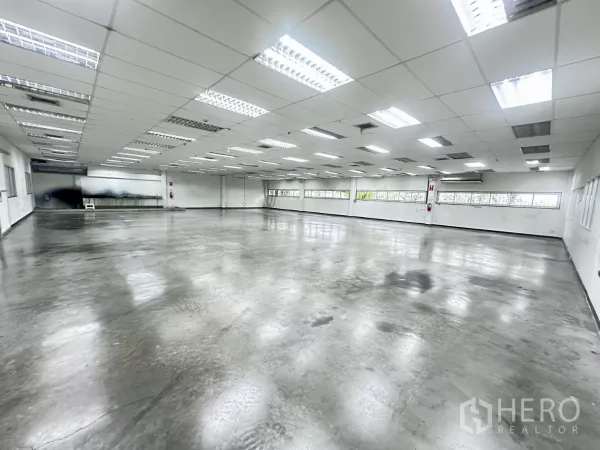 工厂 出售在Lat Krabang, Bangkok - 宽敞生产车间，抛光混凝土地面与明亮网格灯。