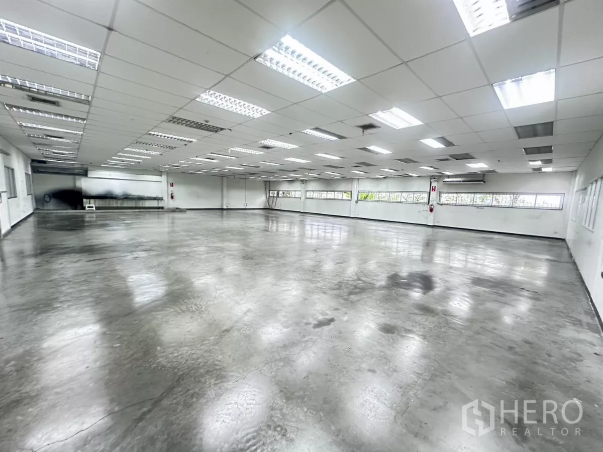工厂 出售在Lat Krabang, Bangkok - 宽敞生产车间，抛光混凝土地面与明亮网格灯。