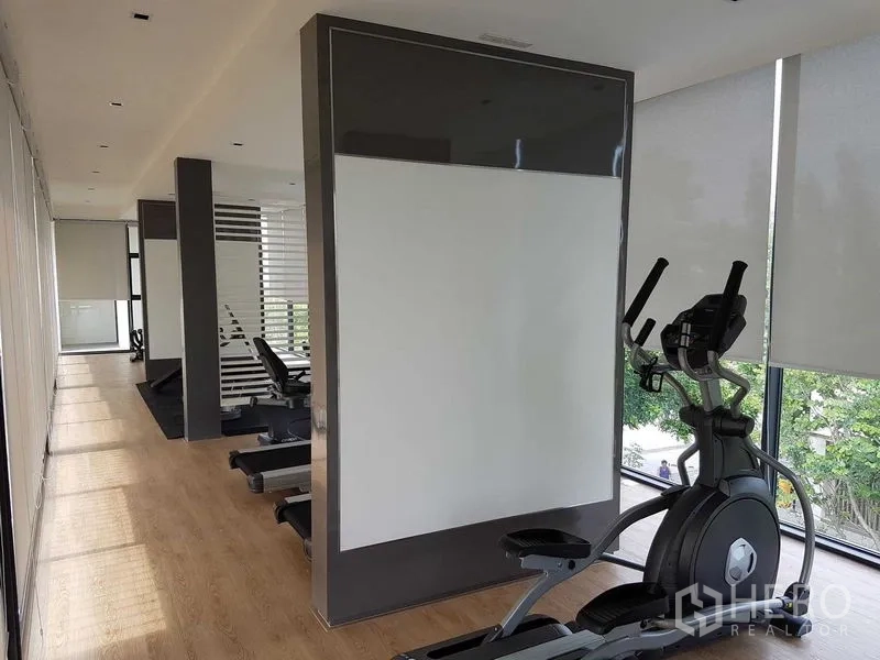 Detached House for rent in Prawet, Bangkok - Fitness center with cardio and weight machines and full-height windows