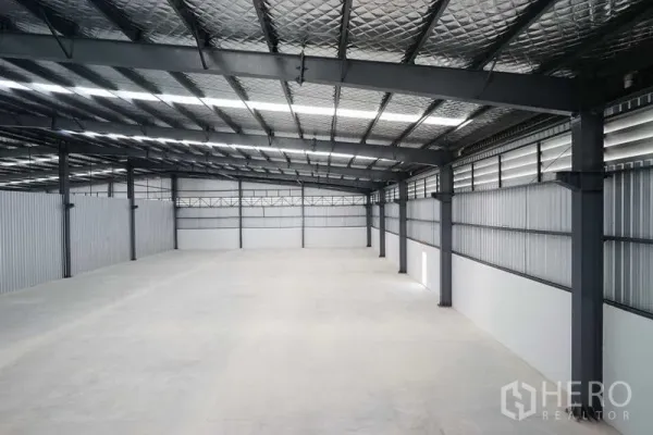Factory for rent in Chon Buri - Elevated view of production space with insulated roofing and ventilation panels.