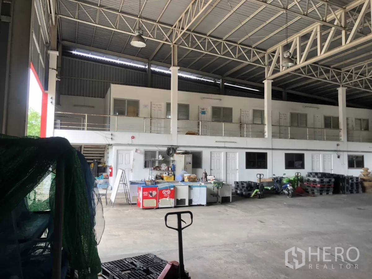 工厂 出租在Mueang Samut Prakan, Samut Prakan - 厂房内开放作业区通向后门