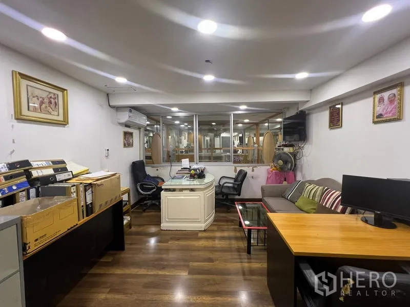 店屋 出租或出售在Watthana, Bangkok - 办公层带玻璃隔断、办公桌、沙发、空调与木地板。