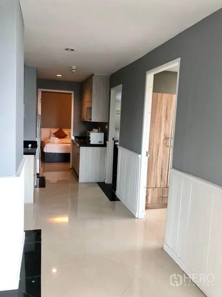 Condominium for rent in Khlong Toei, Bangkok - Clean hallway leading to the fitted kitchen and bedrooms inside the condo.