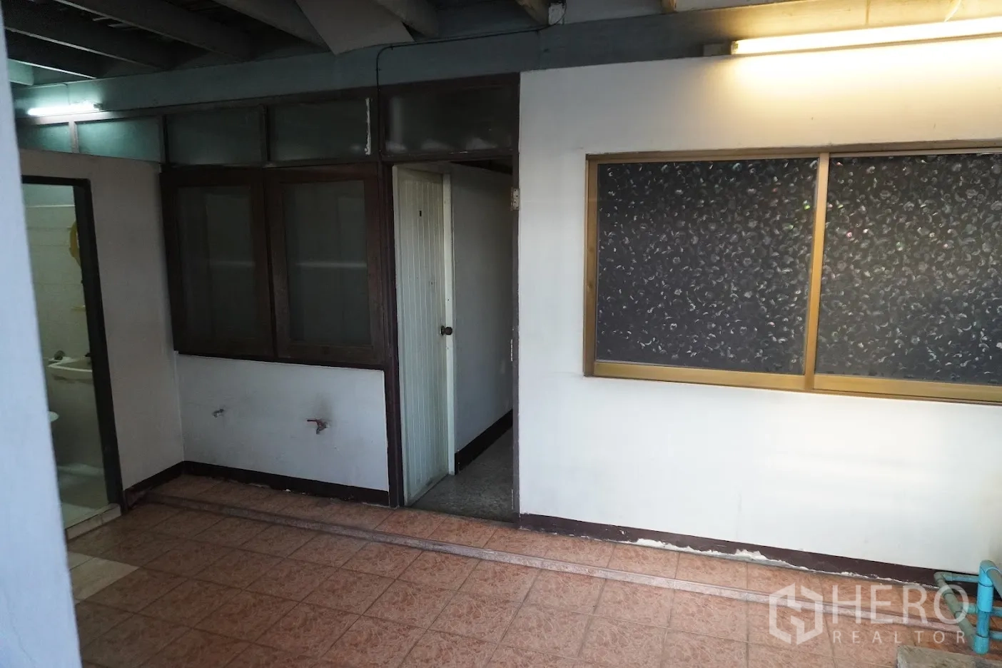 店屋 出租在Watthana, Bangkok - 有顶屋顶露台，带窗户、房门与地砖。