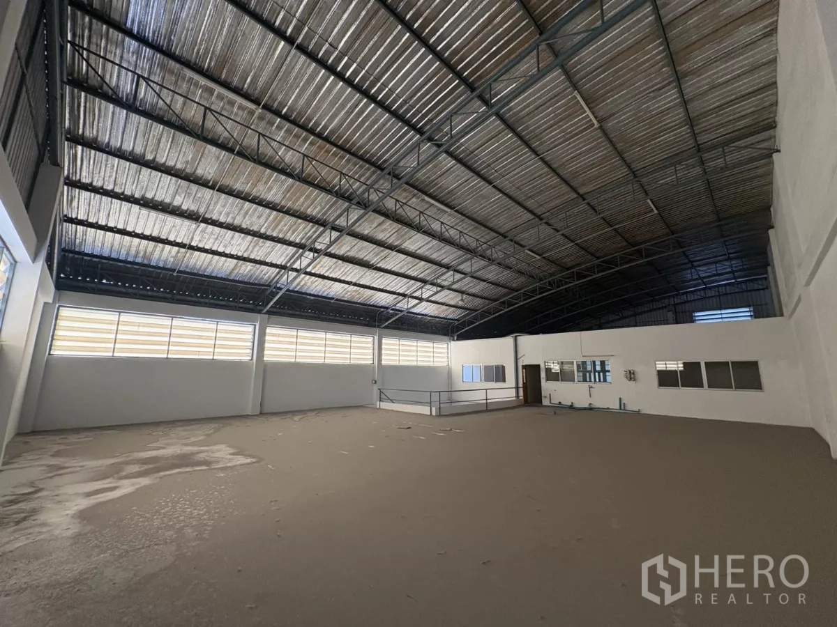 Warehouse for rent in Bang Phli, Samut Prakan - Upper hall with wide windows for natural light and roof trusses.