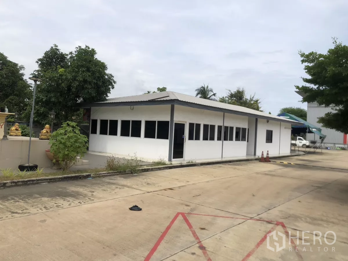 工厂 出租在Mueang Samut Prakan, Samut Prakan - 单层办公楼，长排窗户朝向院内