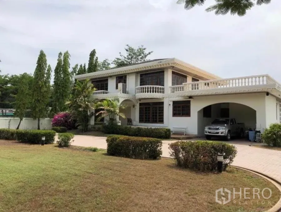 Detached House for sale in Mueang Samut Prakan, Samut Prakan - Two-storey detached house with balconies, carport and a wide lawn in Thepharak.