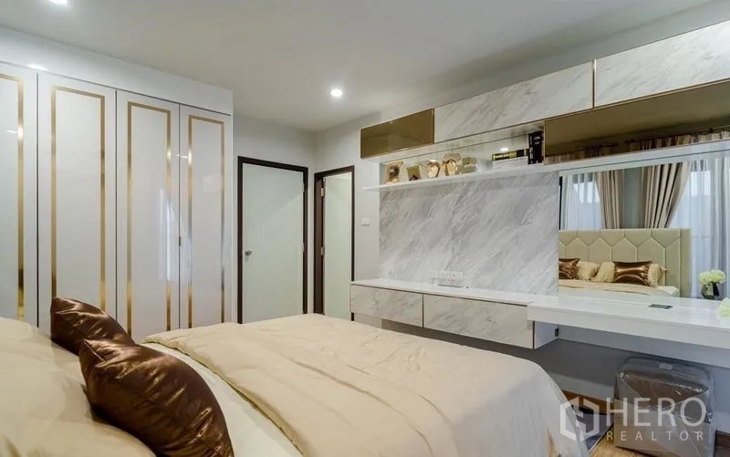 Detached House for sale in Lam Luk Ka, Pathum Thani - Primary bedroom vanity and built-in storage with mirror.