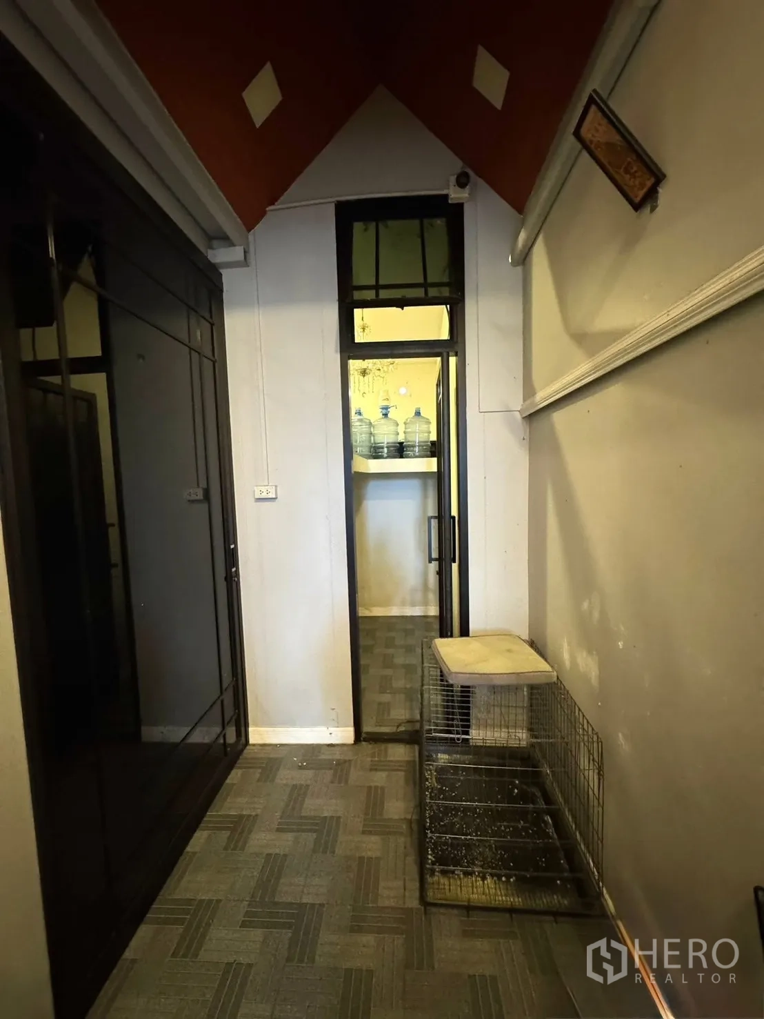 Detached House for sale in Mueang Pathum Thani, Pathum Thani - Pet room or storage area with high ceiling and wire crate.