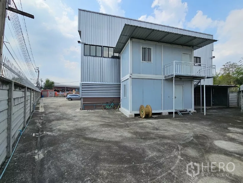 Warehouse for rent or sale in Lak Si, Bangkok - Backyard space with small utility building and parking area