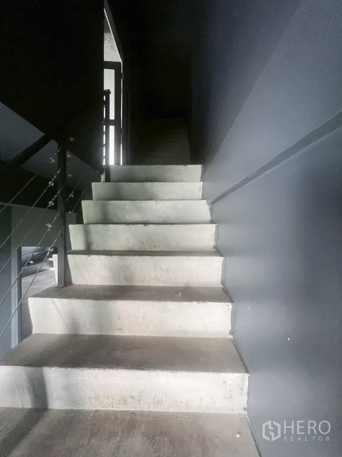 Shophouse for rent in Watthana, Bangkok - Concrete staircase with a metal railing inside the shophouse.