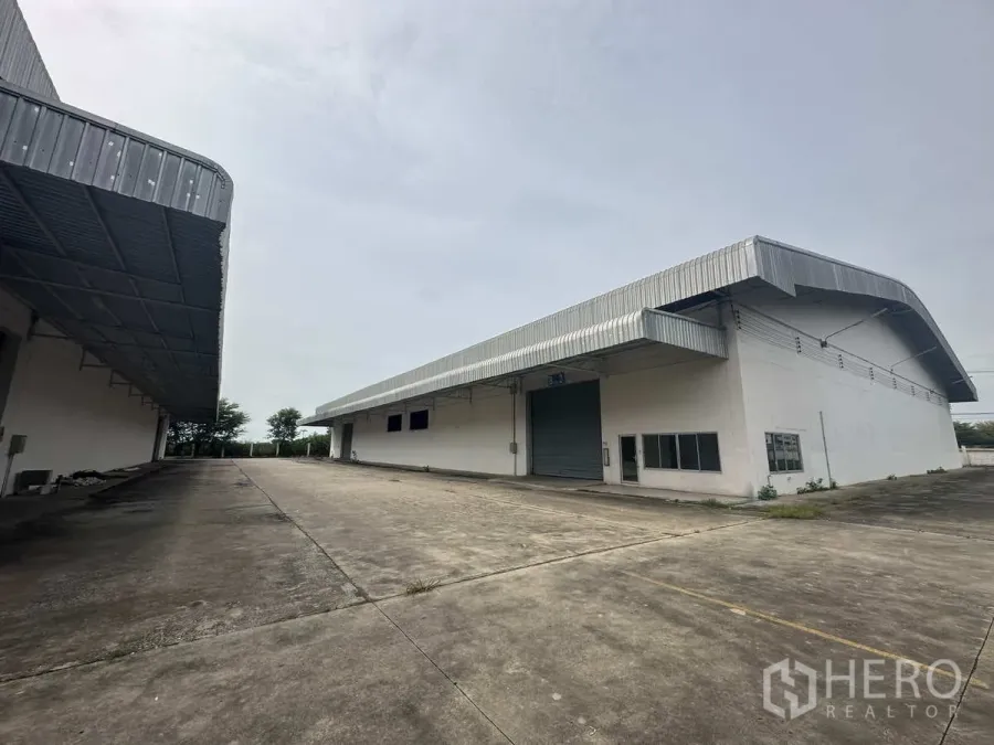 Warehouse for rent in Phra Nakhon Si Ayutthaya - Warehouse facade showing a roller shutter door, canopy and ample maneuvering space.