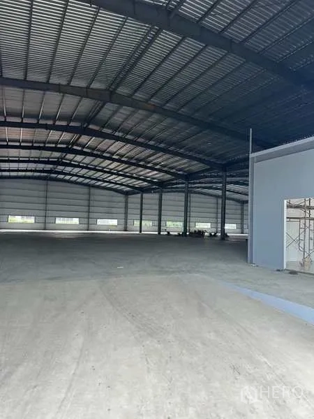 Factory for rent in Rayong - Open-plan factory space with steel columns, side windows and natural light panels.
