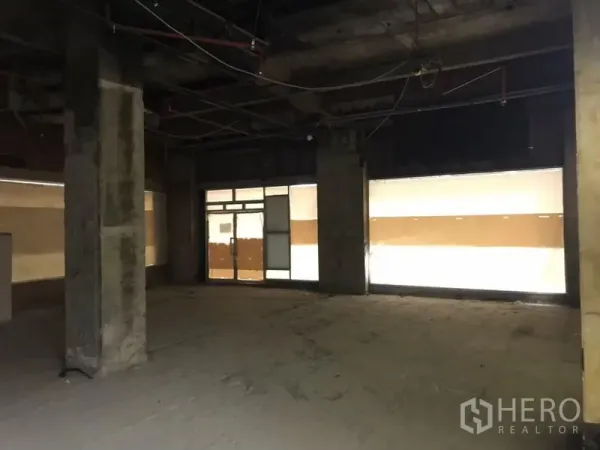 Retail Space for rent in Bang Rak, Bangkok - Spacious retail shell with glass entrance door and long street-facing display windows.