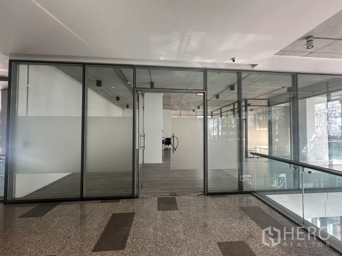 Retail Space for rent - Entrance to the unit from the indoor walkway with full glass façade and double doors.
