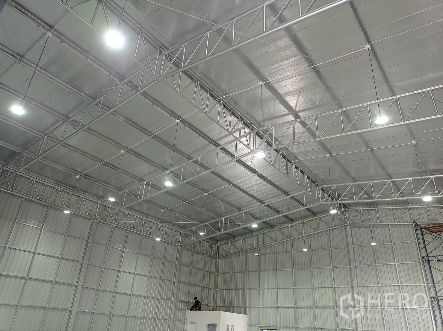 คลังสินค้า ให้เช่าในBang Kapi, Bangkok - เพดานสูงโครงเหล็กภายใน ติดไฟ LED และฉนวนกันความร้อน