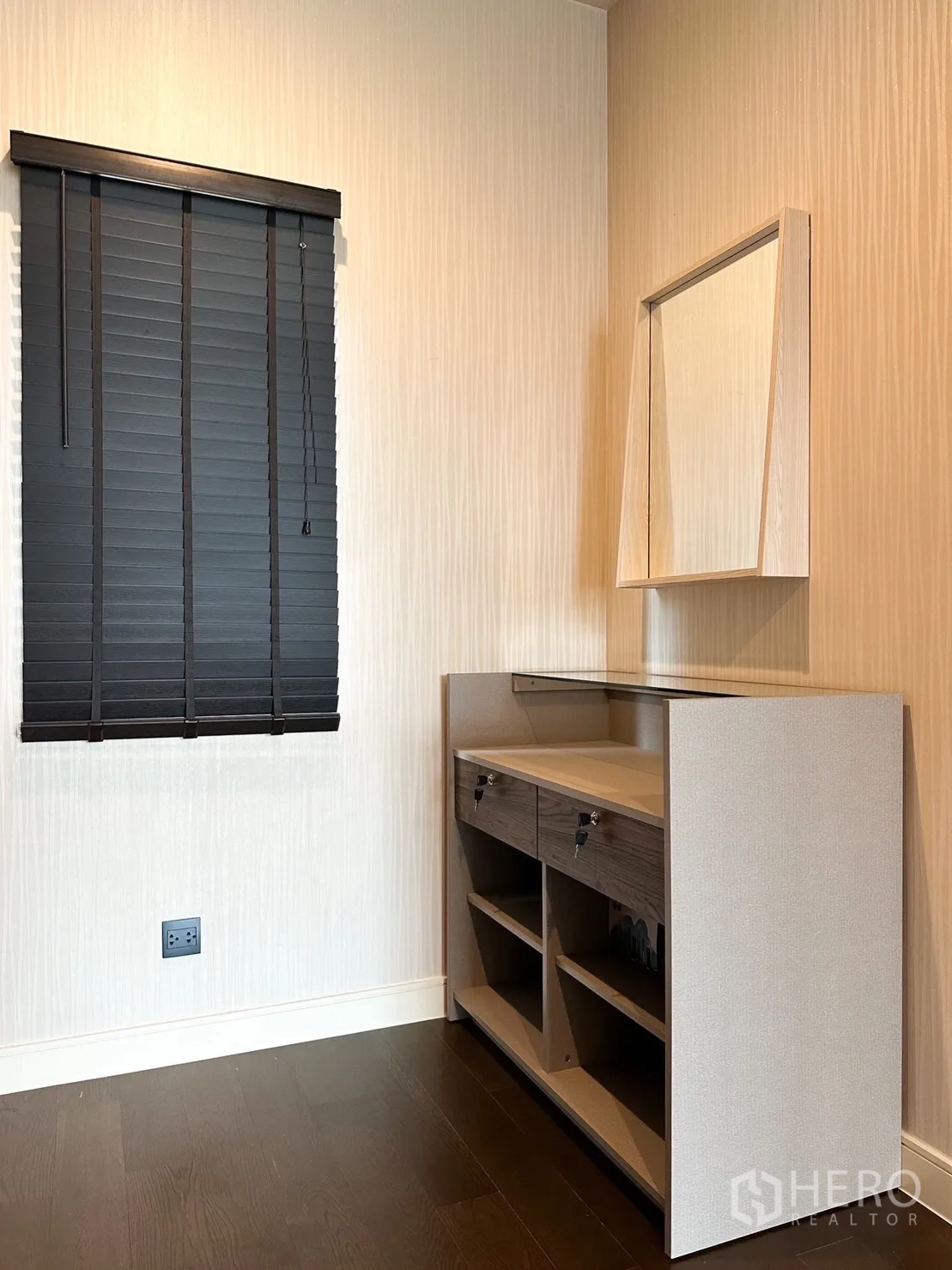 Detached House for rent or sale in Bang Kapi, Bangkok - Dressing corner with wall mirror, drawers and dark window blinds.