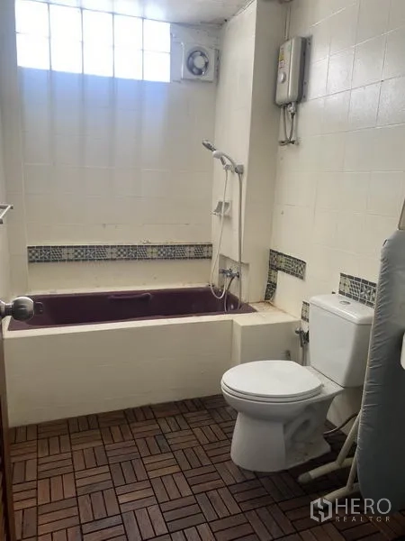 Shophouse for rent in Watthana, Bangkok - Bathroom with bathtub, shower, toilet and glass-block window with water heater