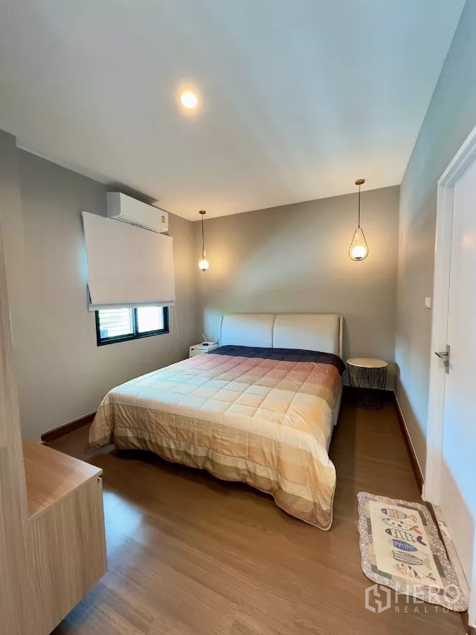 Detached House for rent in Samut Prakan - Cozy bedroom with double bed, bedside pendant lights and air conditioning.