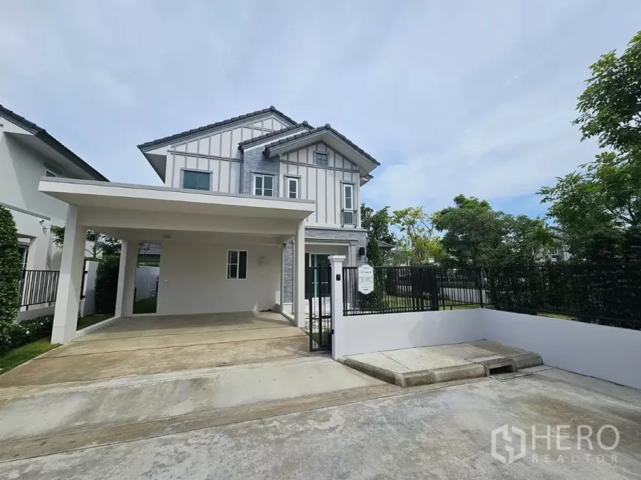Detached House for rent in Bang Phli, Samut Prakan - Modern two-storey detached house with covered 2-car carport and gated driveway in Bang Phli.
