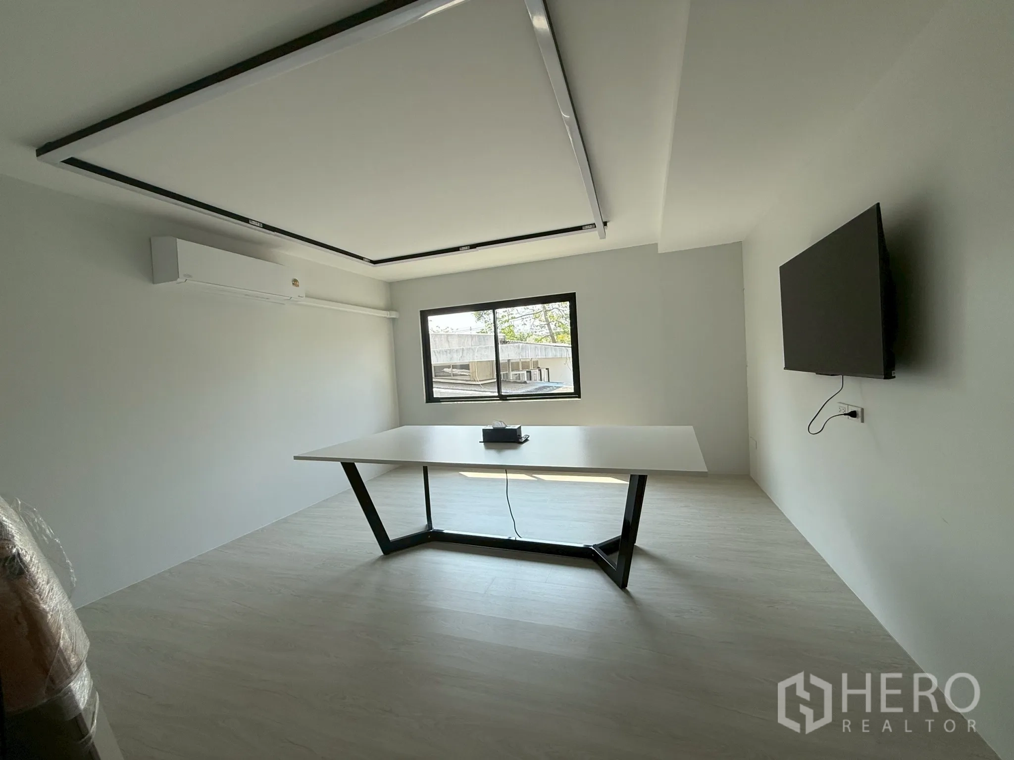 โฮมออฟฟิศ for rent in Watthana, Bangkok - ห้องประชุมส่วนตัวมีโต๊ะ หน้าต่าง และทีวีติดผนัง